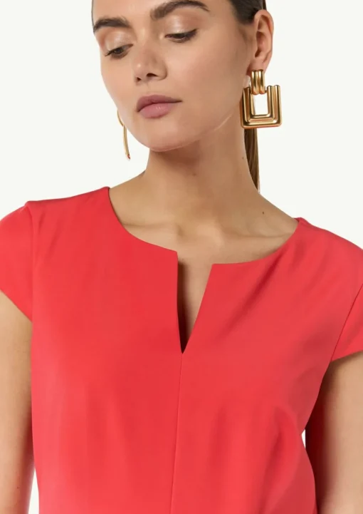 Antailliertes Kleid aus Viskosestretch