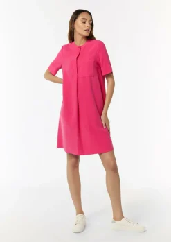 Ausgestelltes T-Shirt-Kleid mit Stickerei