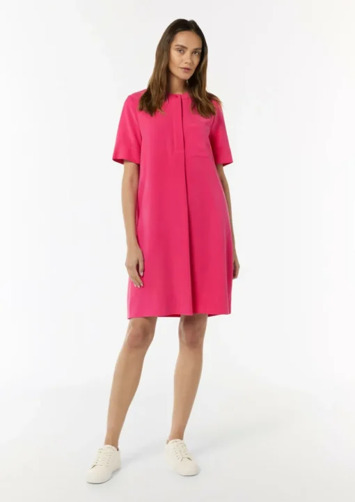 Ausgestelltes T-Shirt-Kleid mit Stickerei