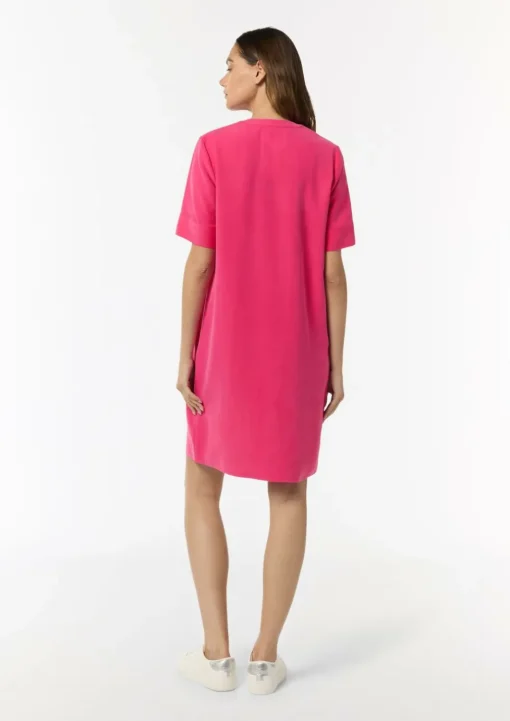 Ausgestelltes T-Shirt-Kleid mit Stickerei