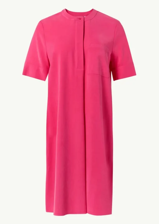 Ausgestelltes T-Shirt-Kleid mit Stickerei