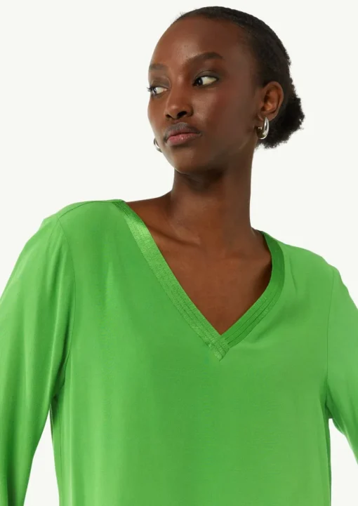 Bluse mit V-Ausschnitt und Satinblende