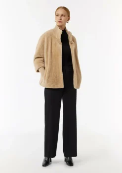 Cape aus Teddyplüsch mit Strickdetails