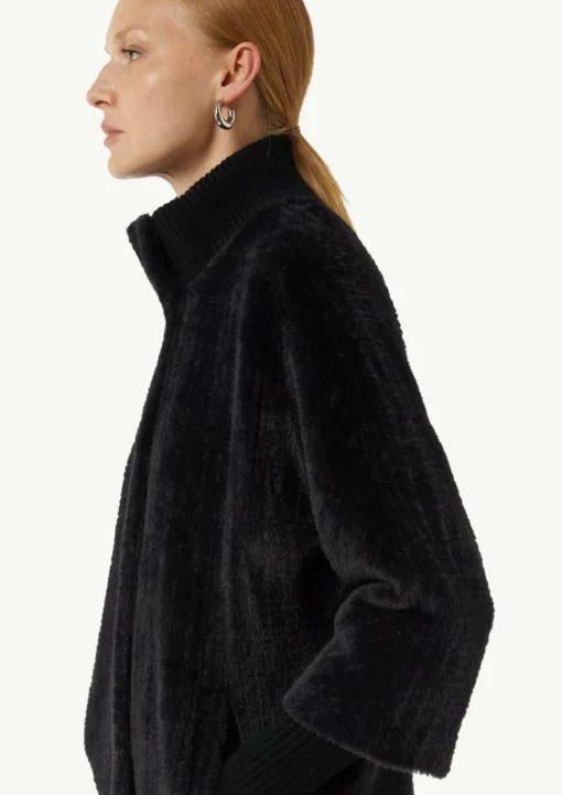 Cape aus Teddyplüsch mit Strickdetails