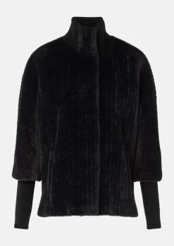 Cape aus Teddyplüsch mit Strickdetails