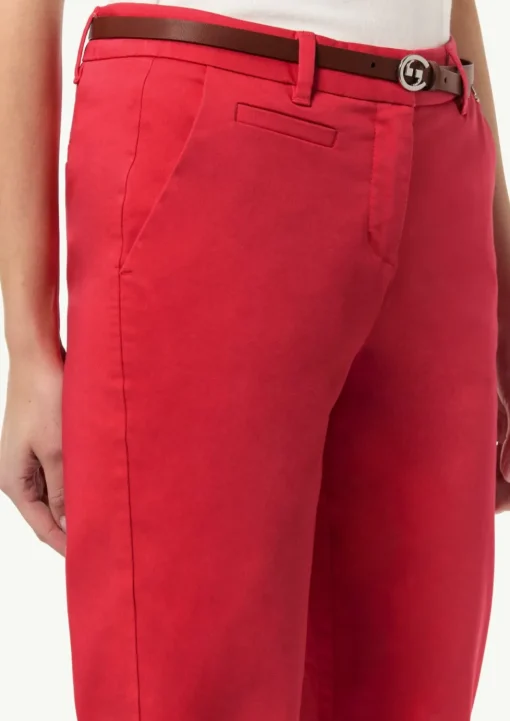 Chino mit integriertem Gürtel