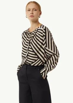 Crêpe-Bluse mit All-over-Print und Faltendetails