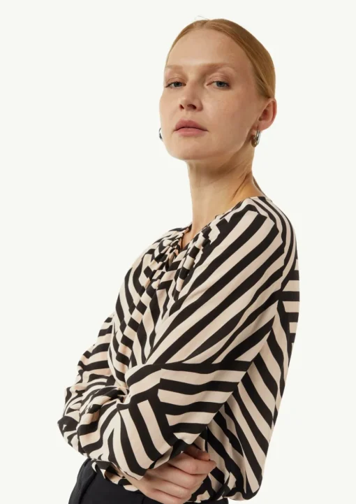 Crêpe-Bluse mit All-over-Print und Faltendetails