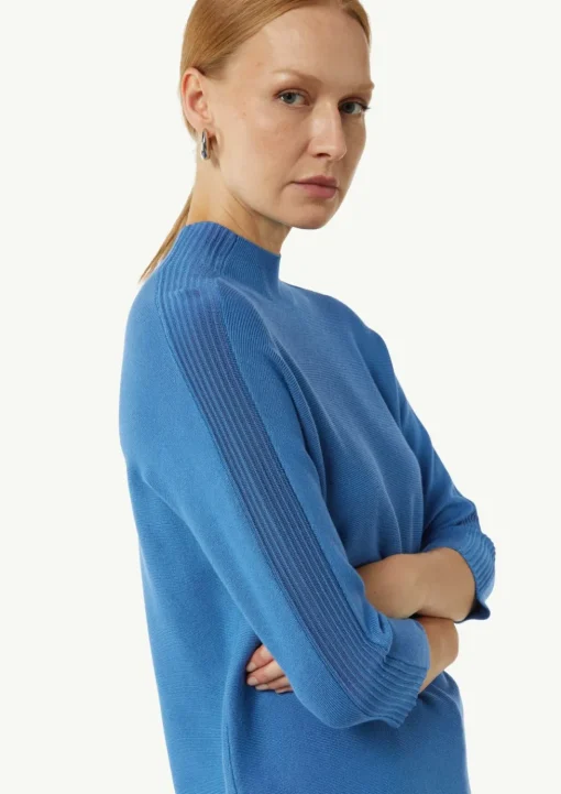 Feinstrickpullover mit Stehkragen und Rippdetail