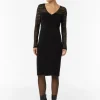 Figurbetontes Strickkleid mit semitransparenten Ärmeln