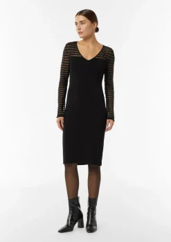 Figurbetontes Strickkleid mit semitransparenten Ärmeln