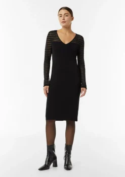 Figurbetontes Strickkleid mit semitransparenten Ärmeln