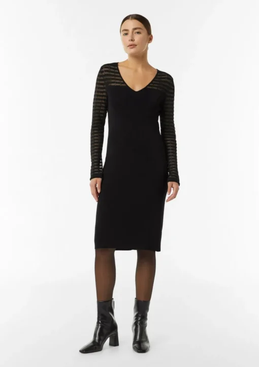 Figurbetontes Strickkleid mit semitransparenten Ärmeln