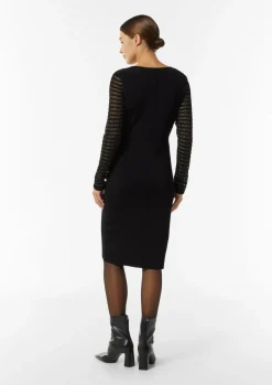 Figurbetontes Strickkleid mit semitransparenten Ärmeln