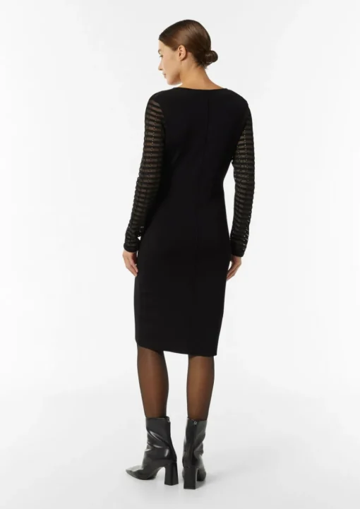 Figurbetontes Strickkleid mit semitransparenten Ärmeln