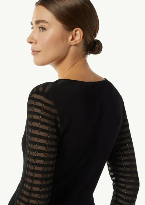 Figurbetontes Strickkleid mit semitransparenten Ärmeln