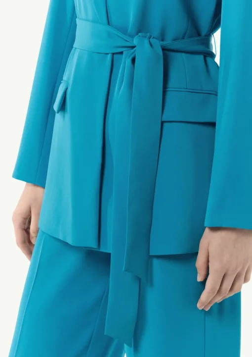 Fließender Longblazer mit Bindegürtel