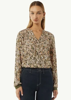 Floral gemusterte Bluse aus Crêpe mit Rippdetail