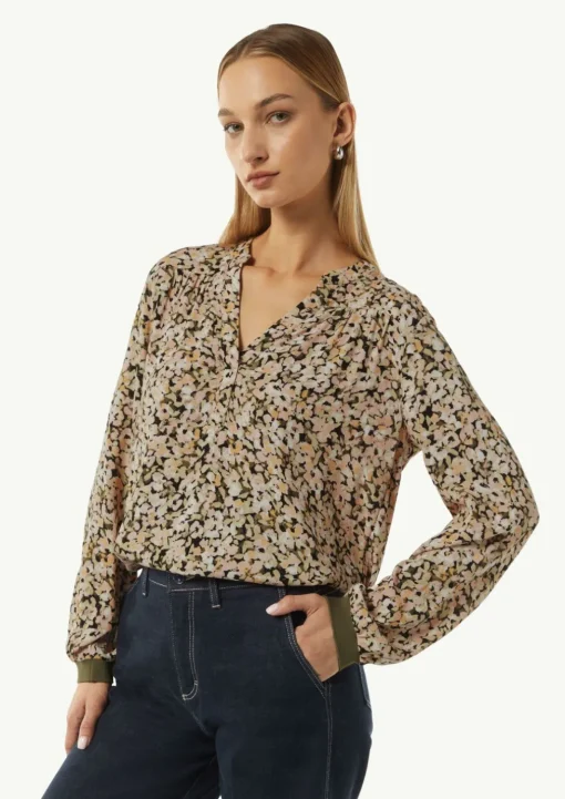 Floral gemusterte Bluse aus Crêpe mit Rippdetail