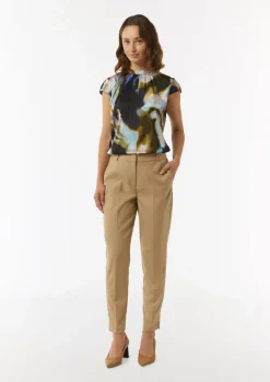 Gemusterte Satin-Bluse mit Cut-out-Detail am Ausschnitt