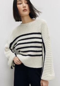 Gestreifter Strickpullover mit Trompeten-Ärmeln