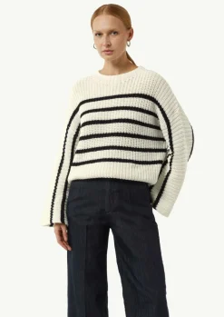 Gestreifter Strickpullover mit Trompeten-Ärmeln