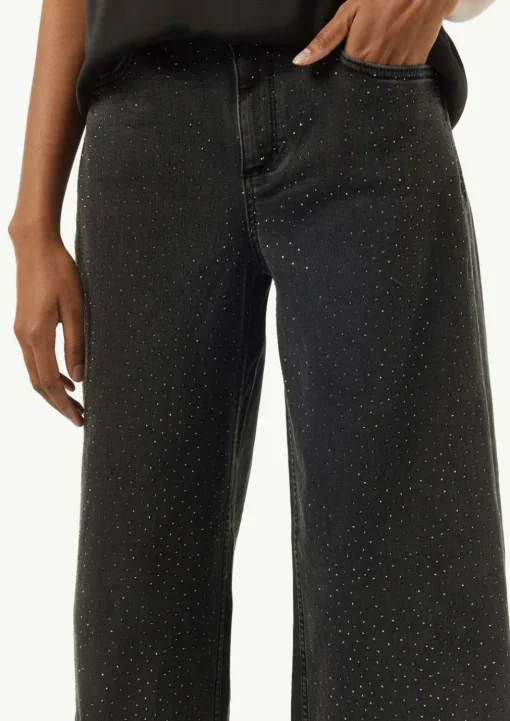 Jeans mit Schmuckstein-Besatz auf der Front