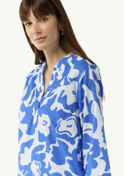 Kleid mit Tunika-Ausschnitt und All-over-Print