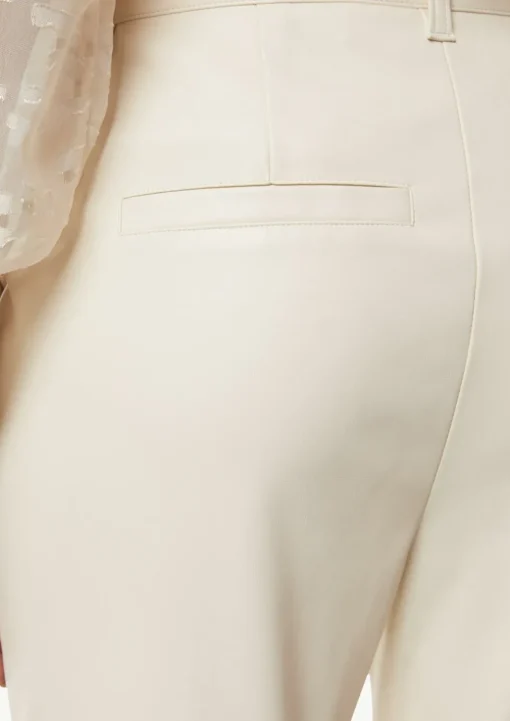 Kunstleder-Hose mit Teilungsnähten und Flared Leg
