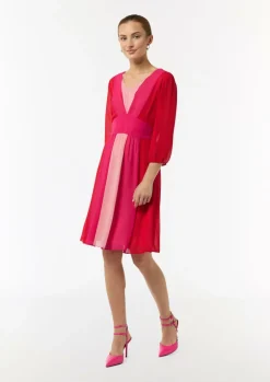 Kurzes Kleid mit Bindegürtel