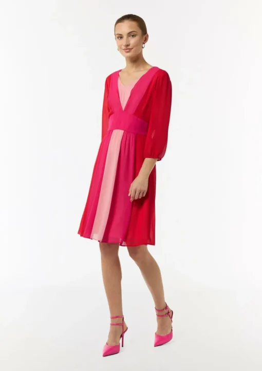 Kurzes Kleid mit Bindegürtel