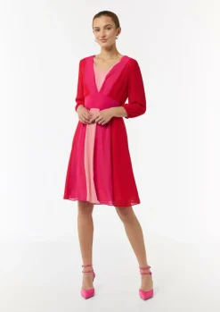 Kurzes Kleid mit Bindegürtel
