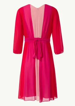 Kurzes Kleid mit Bindegürtel
