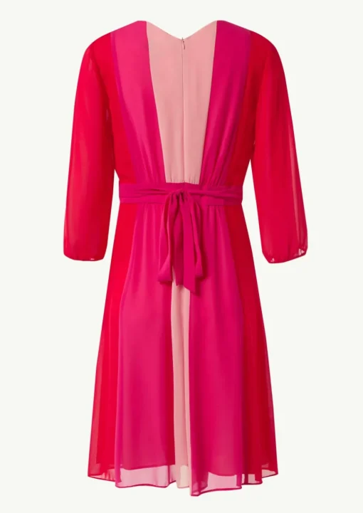 Kurzes Kleid mit Bindegürtel