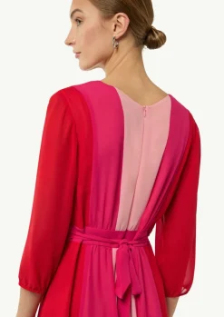 Kurzes Kleid mit Bindegürtel