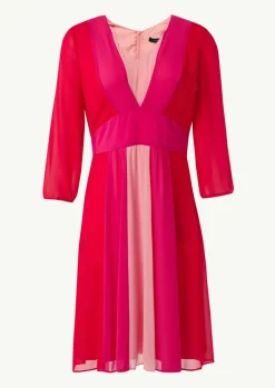 Kurzes Kleid mit Bindegürtel