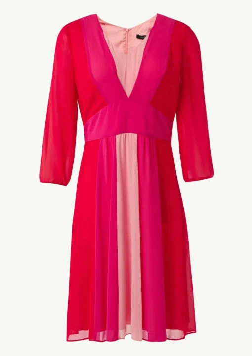 Kurzes Kleid mit Bindegürtel