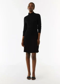 Kurzes Rippstrickkleid mit Turtleneck
