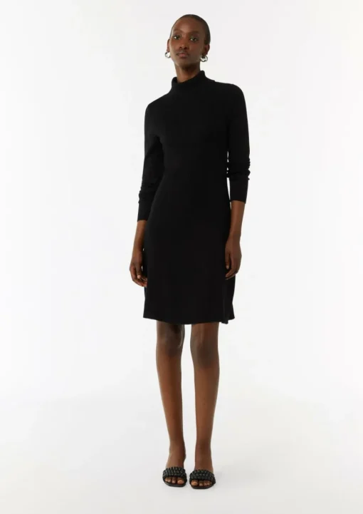 Kurzes Rippstrickkleid mit Turtleneck