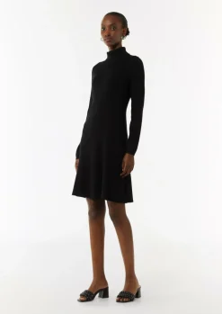 Kurzes Rippstrickkleid mit Turtleneck