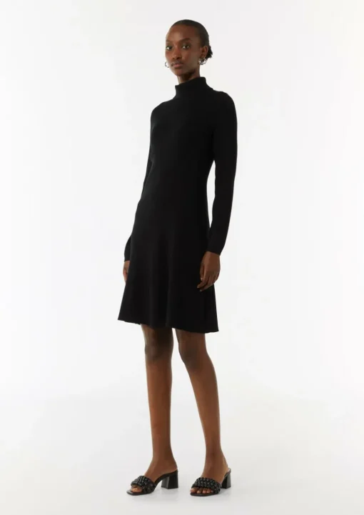 Kurzes Rippstrickkleid mit Turtleneck