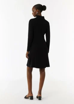 Kurzes Rippstrickkleid mit Turtleneck