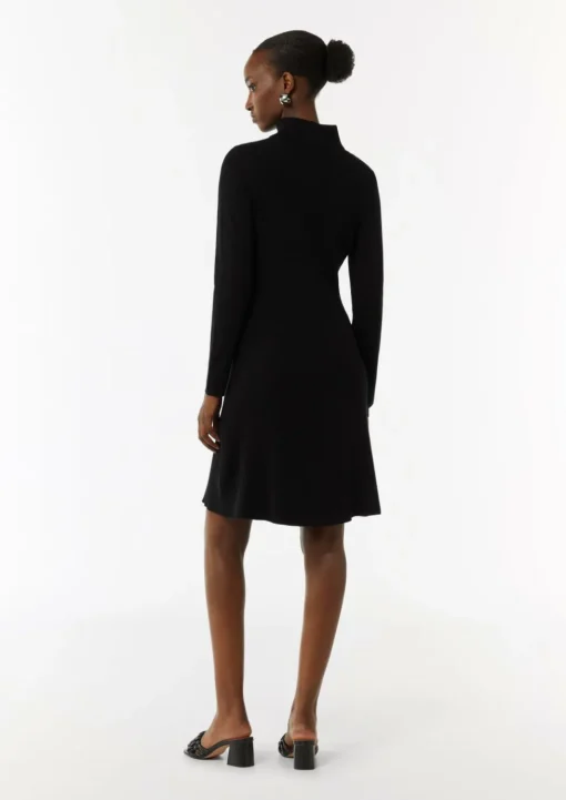 Kurzes Rippstrickkleid mit Turtleneck