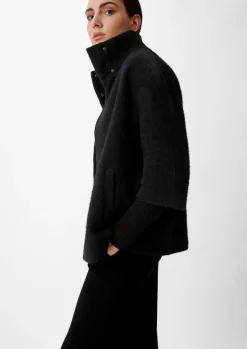 Kurzes Strick-Cape