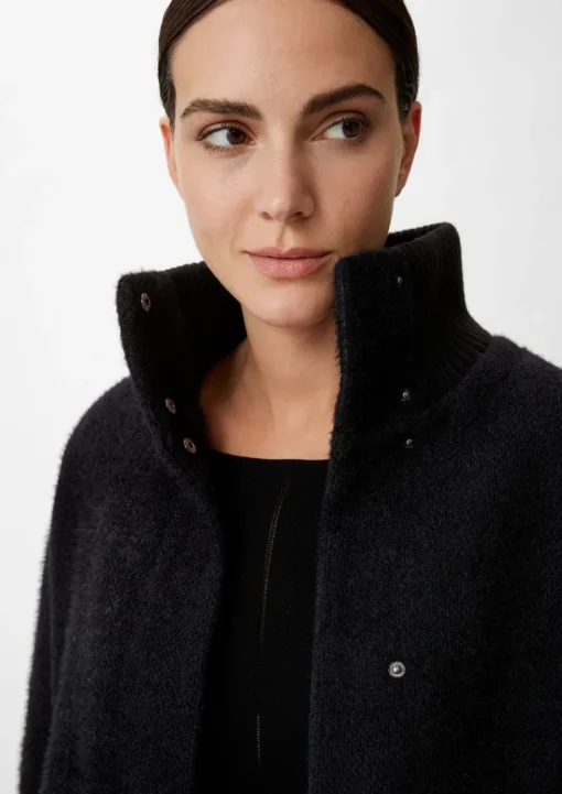 Kurzes Strick-Cape