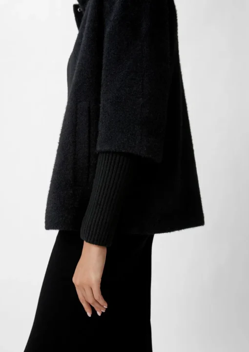 Kurzes Strick-Cape