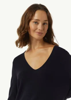 Langer Feinstrickpullover mit seitlichen Schlitzen