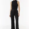 Leicht glänzende Hose mit Flared Leg und Schlitzdetails