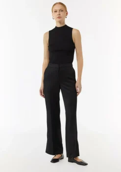 Leicht glänzende Hose mit Flared Leg und Schlitzdetails