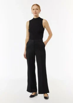 Leicht glänzende Hose mit Flared Leg und Schlitzdetails